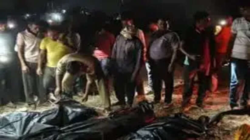 Prayagraj Train Accident: प्रयागराज में दो ट्रेनों के बीच फंसे यात्री, 4 की मौत, 1 लापता।