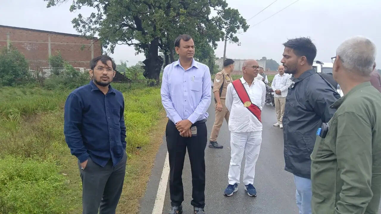 अर्नव चक्रवात का चंदौली में कहर, खेतों में बिछी धान की तैयार फसल