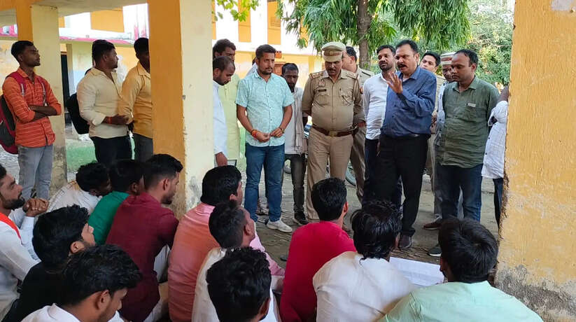 Chanduali News: प्राचार्य के आश्वासन पर छात्र नेताओं ने समाप्त किया धरना