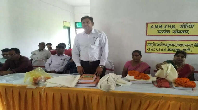 विदाई समारोह में फफक कर रो पड़ी सेवा निवृत्त एएनएम शोभा मिश्रा