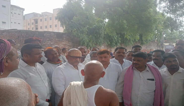 चंदौली के काली माता मंदिर ध्वस्तीकरण हादसे में मृत श्रमिक बलदेव यादव के परिजनों से कांग्रेस प्रदेश अध्यक्ष अजय राय ने मुलाकात की। उन्होंने सरकार से उचित मुआवजा और आश्रित को सरकारी नौकरी देने की मांग की।
