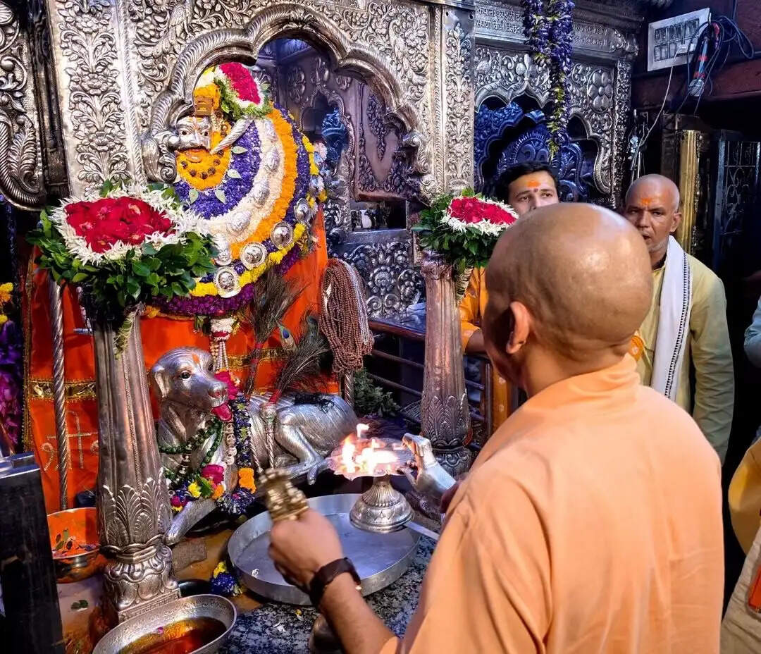 बाबा काल भैरव की आरती में शामिल हुए सीएम योगी, बाबा विश्वनाथ का किया जलाभिषेक