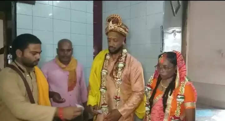 अनोखी शादी! USA से आए मुस्लिम विदेशी जोड़े ने बनारस में हिंदू रिवाज से की शादी