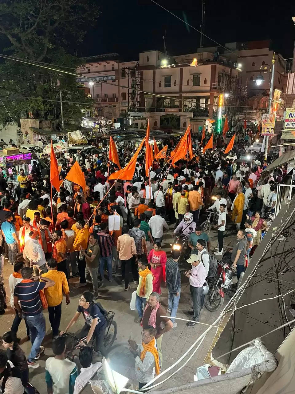 Varanasi News: त्रिशक्ति सेवा फाउंडेशन व हिन्दू युवा वाहिनी वाराणसी महानगर के संयुक्त तत्वाधान में हर वर्ष की भांति इस वर्ष भी भव्य शोभायात्रा निकाली गई