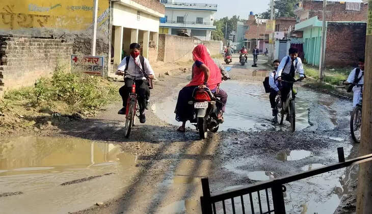 प्रयागराज में मिलन चौराहे से लिंक नागेश्वर मंदिर रोड की हालत बेहद खराब 