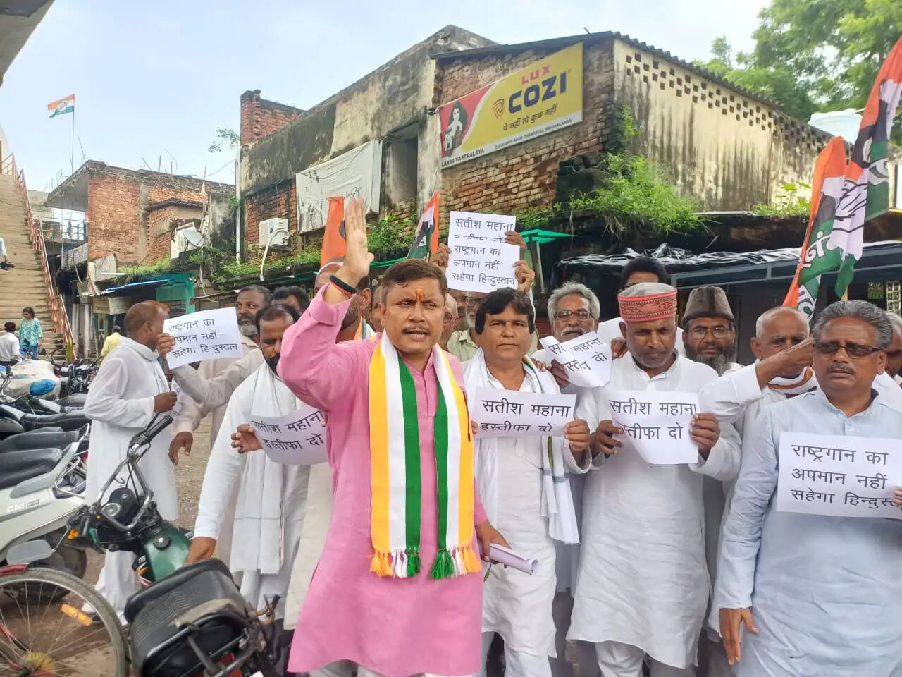उन्होंने कहा कि यदि जांच में सतीश महाना दोषी पाए जाते हैं तो उनके खिलाफ सख्त कार्रवाई की जानी चाहिए और उन्हें विधानसभा अध्यक्ष के पद से भी हटाया जाना चाहिए।