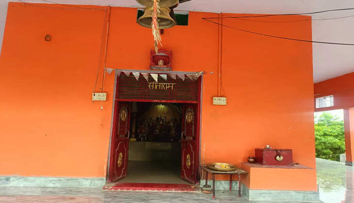 चंदौली मंदिर चोरी रामजानकी मंदिर लक्ष्मणगढ़ हनुमान जी का चांदी का मुकुट चोरी बलुआ थाना समाचार चंदौली ब्रेकिंग न्यूज मंदिर से चांदी का मुकुट चोरी लक्ष्मणगढ़ मंदिर समाचार चंदौली पुलिस CCTV से चोरों की तलाश UP Crime News Meta Title: