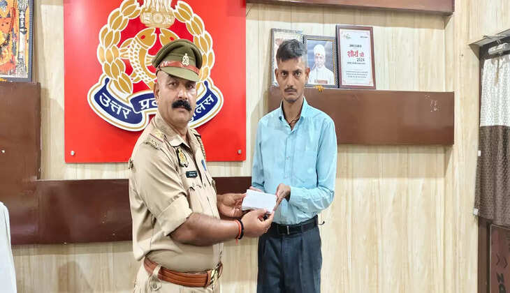 Varanasi News थाना लंका कमिश्नरेट पुलिस द्वारा कैंसर से पीड़ित होमगार्ड को ऑपरेशन हेतु सहयोग स्वरूप थाना लंका के अधिकारी कर्मचारी गण के सहयोग से ₹100000 प्रदान किया गया