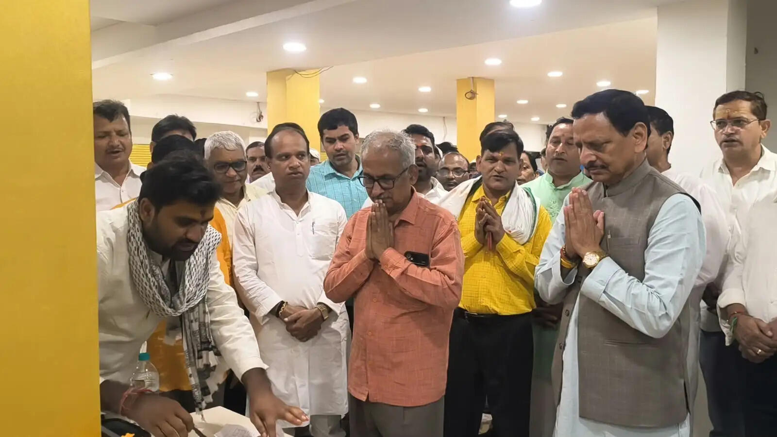 संस्कृत विद्यालय अध्यक्ष अशोक पांडेय, राज्य परिषद सदस्य गिरिजेश तिवारी शिवेंद्र तिवारी, अभिषेक मिश्र, कामेश्वर गुप्त, धीरज कांत, विनोद पांडेय, वेद प्रकाश वर्मा, छविराज राम, रमेश यादव, बकरीदु अंसारी, अब्दुल कलाम, मनोज कुमार, रजनी सिंह, सागरिका, गीतांजली चौरसिया, सुषमा कुमारी, शिवानी शुक्ला एवं सुनील मिश्र समेत बड़ी संख्या में शिक्षक मौजूद रहे।