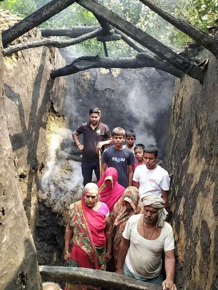 दाउदपुर में आधी रात कच्चे मकान में लगी आग, अनाज-नकदी समेत गृहस्थी का सामान राख