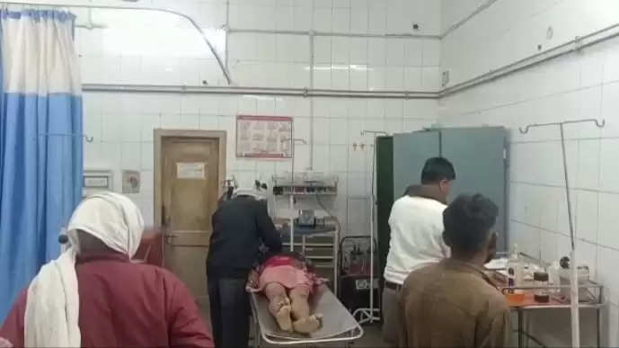चन्दौली में कर्ज से परेशान एक युवक ने खाया जहर, जिला अस्पताल में इलाज के दौरान मौत Troubled by debt in Chandauli, a young man consumed poison, died during treatment at the district hospital