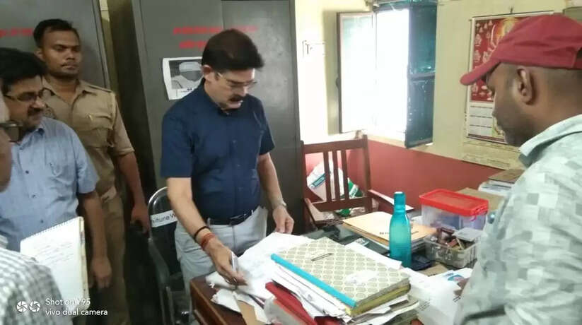 चन्दौली में मुख्य विकास अधिकारी एस एन श्रीवास्तव ने कई कार्यालयों का किया आकस्मिक निरीक्षण, 2 अधिकारी एवं 9 कर्मचारी पाये गए अनुपस्थित