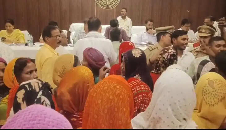 &nbsp;चंदौली के जेवरिया बाद गांव में कोटे के चुनाव को लेकर विवाद गहरा गया है। ग्रामीणों ने चुनाव में धांधली और बाहरी लोगों से मतदान कराने का आरोप लगाते हुए एडीएम को ज्ञापन सौंपकर पुनः चुनाव की मांग की है।