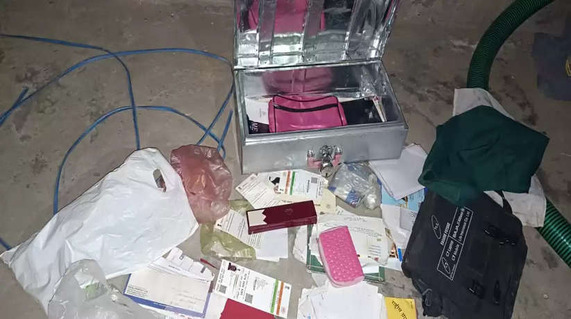 Chandauli News: चन्दौली में 2 कमरों का ताला तोड़कर चोरों ने नकदी सहित लाखों के आभूषण पर किया हाथ साफ