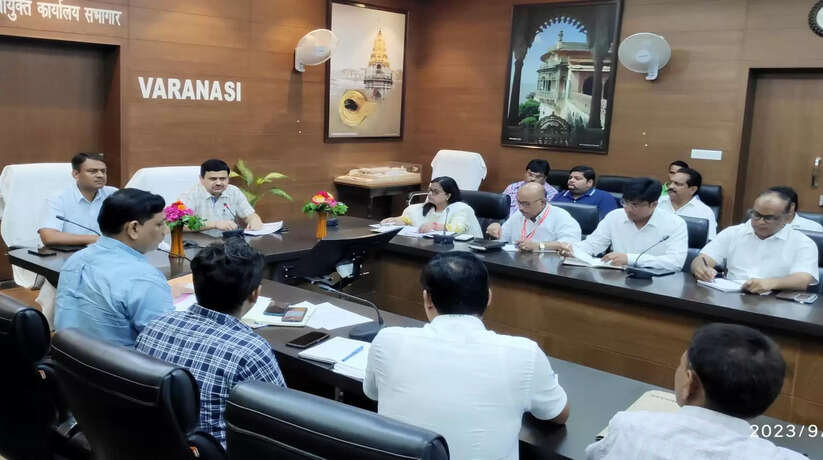 Varanasi News: वाराणसी में मंडलायुक्त की अध्यक्षता में काशी सांसद सांस्कृतिक महोत्सव की तैयारियों की समीक्षा बैठक