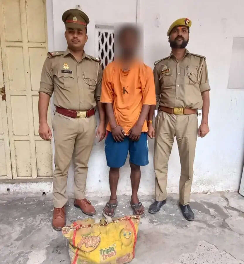पुलिस ने 12 जुलाई 2026 को जलालीपुरा फाटक के पास से अभिषेक जायसवाल (24 वर्ष) पुत्र राजकुमार जायसवाल, निवासी ए-34/1बी तेलियाना, थाना आदमपुर, वाराणसी को गिरफ्तार किया। तलाशी के दौरान उसके कब्जे से 14.795 लीटर अवैध अंग्रेजी शराब बरामद की गई।