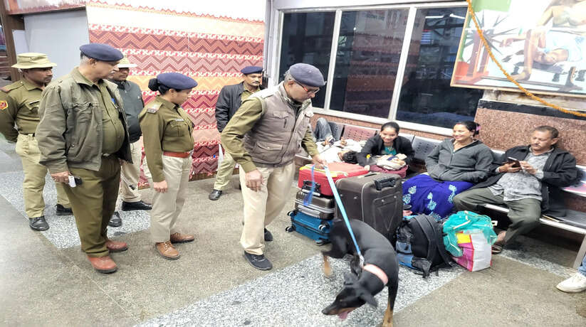 आरपीएफ डीडीयू व डॉग स्क्वाड टीम द्वारा डीडीयू जंक्शन पर चलाया गया चेकिंग अभियान