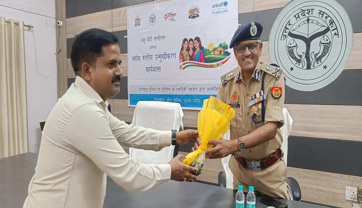 गोरखपुर के सदर तहसील सभागार में बहू-बेटी सम्मेलन के तहत महिलाओं को सुरक्षा, कानूनी अधिकार, साइबर अपराध और हेल्पलाइन की जानकारी दी गई। डीजी/एडीजी जोन मुथा अशोक जैन की पहल को महिलाओं ने सराहा।