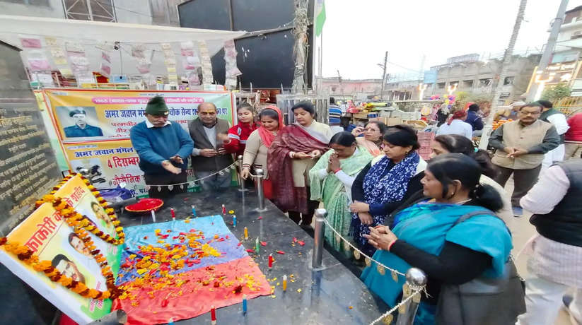 Ayodhya News: शहीद स्मारक सेवा समिति अयोध्या द्वारा अमर जवान मंगल पांडे चौक स्थित शहीद स्मारक पर काकोरी काण्ड के शहीद रोशन सिंह,पं राम प्रसाद बिस्मिल, अशफाक उल्ला खां, राजेंद्र नाथ लाहिड़ी को श्रद्धांजलि दी