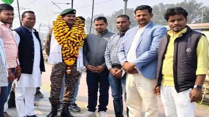 वाराणसी में सेवानिवृत्ति हवलदार मेजर अरविन्द यादव का भव्य स्वागत वाराणसी। चौबेपुर क्षेत्र के अजांव गांव के निवासी अरविंद यादव के भारतीय थल सेना से सेवानिवृत होकर वाराणसी पहुंचने पर क्षेत्रवासियों द्वारा किया गया भव्य स्वागत । अरविंद यादव सेना में 6 जनवरी 2001 को सैनिक के पद पर पदभार ग्रहण कर देश सेवा का संकल्प लिया। अरविंद यादव ने मां भारती के सेवा में अपना 25 वर्षों का योगदान पूर्ण कर 31 जनवरी 2025 को सेवानिवृत होकर जब कैंट स्टेशन पहुंचे तो क्षेत्र वासियों ने तिरंगा झंडा लिए हाथ में ढोल नगाड़ों के साथ उनका पूरे जोश के साथ स्वागत किया। वहीं अरविंद ने स्वागत से अभीभूत होकर कहा कि सेना का जवान कभी सेवानिवृत नहीं होता वह मां भारती के रक्षा के लिए अपने खून के एक-एक खतरे को भी बलिदान करने का हौसला रखना है देश को जब भी आवश्यकता पड़ेगी हम अपनी सेवा देने के लिए तैयार रहेंगे। अरविंद यादव की पत्नी ग्रहणी है वह घर पर रहकर उनके माता-पिता की सेवा करती हैं। अरविंद के तीन बेटियां हैं वह चाहते कि उनकी बेटियां भी सेना में मां भारती की सेवा करें। अरविंद यादव के भाई कन्हैया यादव भी भारतीय थल सेना में लांस नायक के पद पर अपनी सेवा दे रहे हैं। इस मौके पर मुक्ति मौर्य ,अवनीश पाठक संदीप प्रजापति ,मोनू मौर्य, कृष्णा मौर्य,मनीष गुप्ता,आंनद कुमार ,प्रमुख रूप से उपस्थित रहे ।