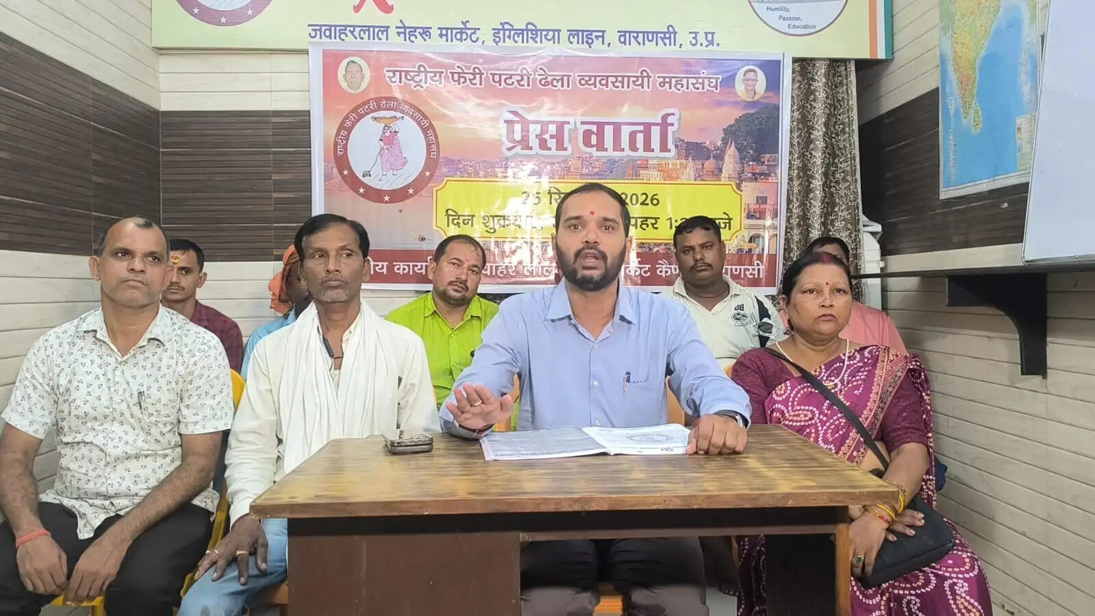 महासंघ ने प्रशासन को 72 घंटे का समय देते हुए मांग की है कि चौकाघाट-लहरतारा नाइट मार्केट में प्रभावित स्ट्रीट वेंडर्स को तत्काल व्यवस्थित किया जाए, हवेलिया स्ट्रीट फूड हब के आवंटन की समीक्षा कर पात्र स्ट्रीट वेंडर्स को प्राथमिकता दी जाए और शहर में समाप्त किए गए वेंडिंग जोनों पर समिति बनाकर पुनर्विचार किया जाए। साथ ही पुलिस और नगर निगम की कार्रवाई में कथित उत्पीड़न पर तत्काल रोक लगाने की मांग की गई है।