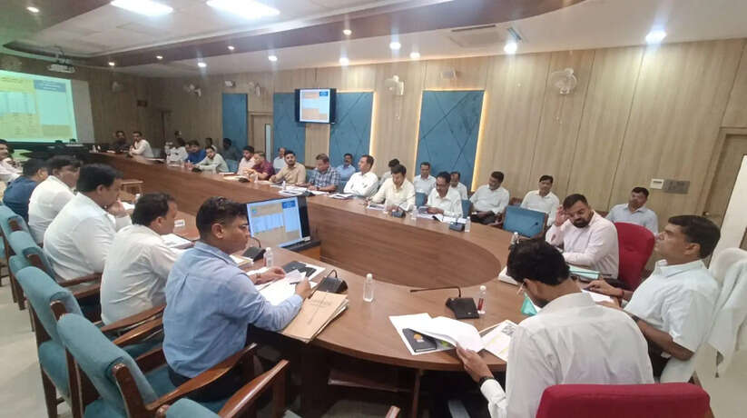 गोरखपुर में विकास कार्यों की समीक्षा बैठक, देरी पर कार्रवाई की चेतावनी