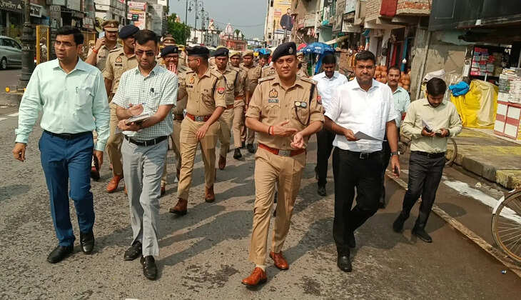 गोरखपुर में सीएम योगी की विजयादशमी शोभायात्रा को लेकर सुरक्षा सख्त, डीएम-एसएसपी ने पैदल नापा पूरा रूट