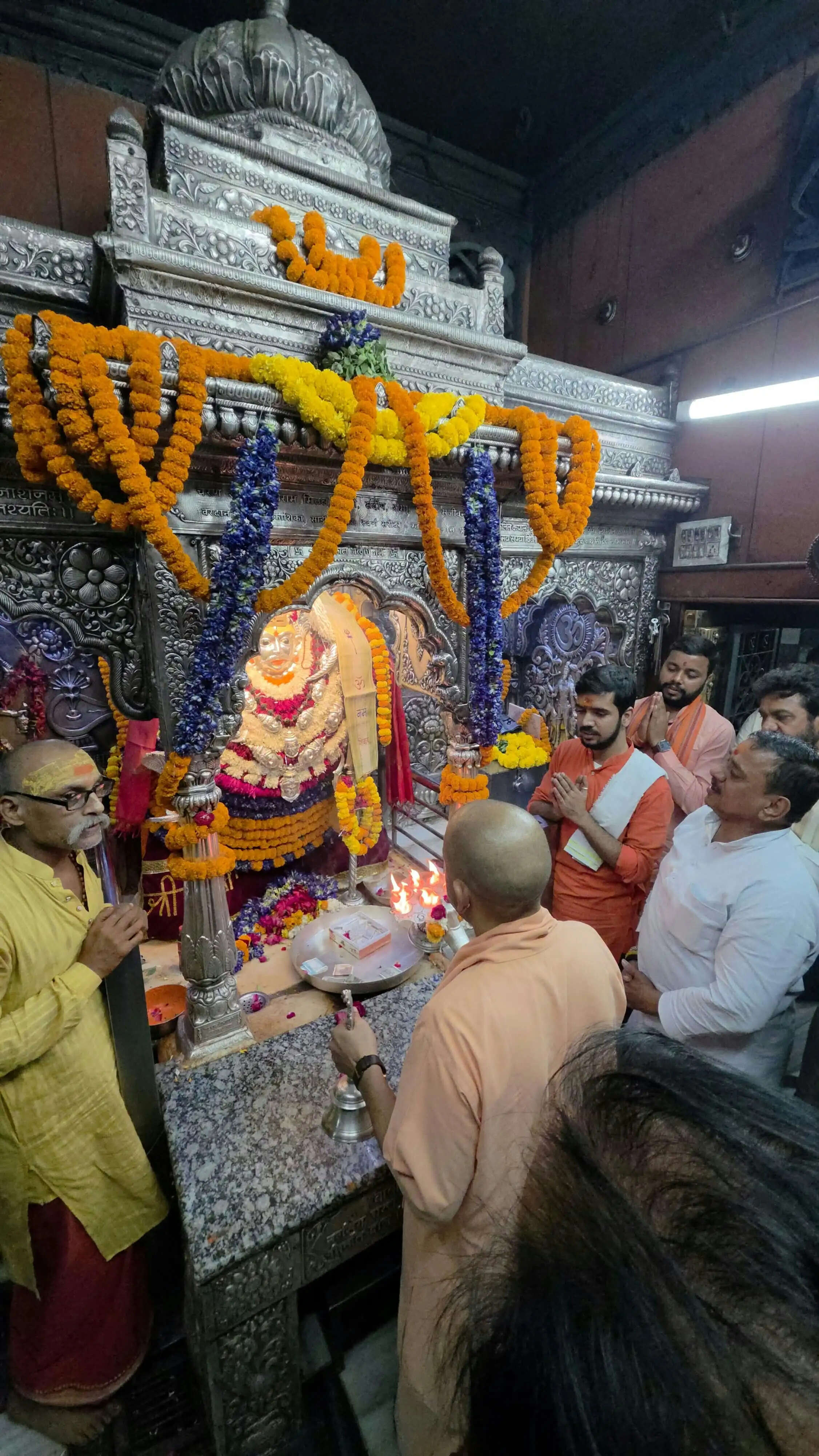 मुख्यमंत्री योगी आदित्यनाथ ने काशी कोतवाल बाबा काल भैरव और बाबा विश्वनाथ के दरबार में लगाई हाजिरी