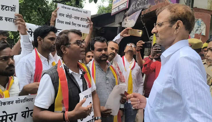 वाराणसी में निर्वाचन प्रक्रिया में पारदर्शिता की मांग, लोकजन सोशलिस्ट पार्टी ने डीएम को सौंपा ज्ञापन