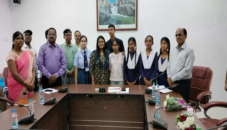 जिले में 10 वीं - 12 वीं बोर्ड परीक्षाओं में उत्कृष्ट अंक प्राप्त करने वाले विद्यार्थियों का कलेक्टर ने किया सम्मान