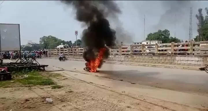 चन्दौली SP आवास के सामने बाइक में लगी आग, आवागमन बाधित