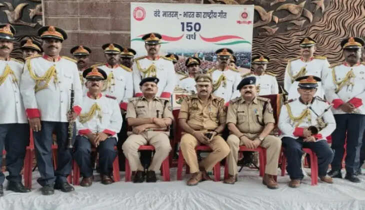 वाराणसी, 10 अगस्त। स्वतंत्रता दिवस समारोह और &lsquo;हर घर तिरंगा&rsquo; अभियान के तहत बनारस रेलवे स्टेशन पर सोमवार को भव्य देशभक्ति बैंड कार्यक्रम का आयोजन किया गया। रेलवे सुरक्षा बल के बैंड दल की मनमोहक प्रस्तुतियों से स्टेशन परिसर राष्ट्रभक्ति के रंग में रंग गया। यात्रियों और रेलकर्मियों ने देशभक्ति गीतों की धुन पर तालियां बजाकर कलाकारों का उत्साह बढ़ाया।  मंडल रेल प्रबंधक वाराणसी आशीष जैन के मार्गदर्शन और वरिष्ठ मंडल सुरक्षा आयुक्त पंकज चुघ के नेतृत्व में आयोजित कार्यक्रम बनारस रेलवे स्टेशन के प्लेटफार्म संख्या आठ स्थित निर्धारित सेल्फी प्वाइंट यात्री हॉल में दोपहर 12:30 से 2:30 बजे तक चला। रेलवे सुरक्षा बल प्रशिक्षण केंद्र, गोरखपुर से आए बैंड दल ने अनुशासित और आकर्षक प्रस्तुतियों से यात्रियों का ध्यान खींचा।   रेलवे सुरक्षा बल के बैंड दल ने &lsquo;वंदे मातरम्&rsquo;, &lsquo;जहां डाल-डाल पर चिड़िया करती है बसेरा, वो भारत देश है मेरा&rsquo; और &lsquo;दिल दिया है, जान भी देंगे ऐ वतन तेरे लिए&rsquo; सहित कई लोकप्रिय देशभक्ति गीतों की धुन प्रस्तुत की। मधुर धुनों के बीच पूरा स्टेशन परिसर राष्ट्रप्रेम और राष्ट्रीय गौरव की भावना से ओतप्रोत नजर आया।  कार्यक्रम के दौरान स्टेशन पर मौजूद यात्रियों, विदेशी पर्यटकों, रेल कर्मचारियों, रेलवे सुरक्षा बल, राजकीय रेल पुलिस और नागरिक पुलिस के जवानों ने तालियों के साथ बैंड दल का उत्साहवर्धन किया। कई यात्री देशभक्ति गीतों की धुन पर झूमते नजर आए और उन्होंने प्रस्तुति की सराहना की।   कार्यक्रम में मुख्य अतिथि सहायक सुरक्षा आयुक्त, छपरा अजय कुमार और विशिष्ट अतिथि प्रभारी निरीक्षक, मडुआडीह अजय राज वर्मा मौजूद रहे। अतिथियों ने रेलवे सुरक्षा बल बैंड की प्रस्तुति की सराहना करते हुए कहा कि ऐसे आयोजन लोगों में देशप्रेम, राष्ट्रीय एकता और राष्ट्र गौरव की भावना को मजबूत करते हैं। साथ ही रेलवे परिसर में सकारात्मक और उत्साहपूर्ण वातावरण का निर्माण होता है।  कार्यक्रम का आयोजन रेलवे सुरक्षा बल पोस्ट बनारस के प्रभारी निरीक्षक राजेश कुमार के नेतृत्व और मार्गदर्शन में किया गया। इस दौरान बनारस रेलवे स्टेशन के विभिन्न विभागों के रेलकर्मी, पर्यवेक्षक, स्थानीय पुलिस, राजकीय रेल पुलिस और रेलवे सुरक्षा बल के अधिकारी एवं कर्मचारी मौजूद रहे।  कार्यक्रम के दौरान सुरक्षा के पुख्ता इंतजाम किए गए थे। आयोजन शांतिपूर्ण और गरिमामय वातावरण में संपन्न हुआ।