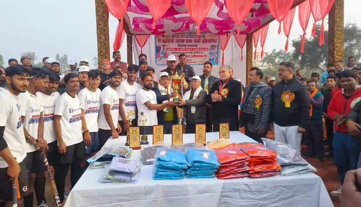 शिवगढ़ नगर पंचायत ने गोण्डा को पराजित कर कप पर जमाया कब्जा