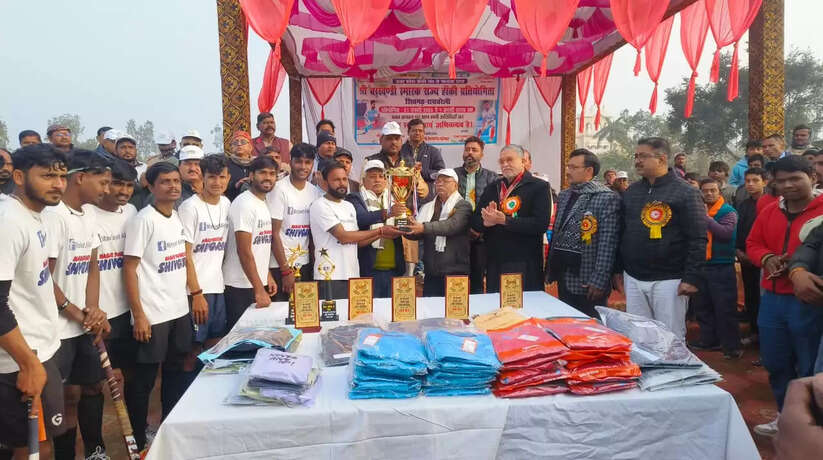 शिवगढ़ नगर पंचायत ने गोण्डा को पराजित कर कप पर जमाया कब्जा