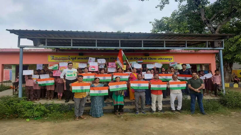 आईजीएल द्वारा अंगीकृत विद्यालयों में राष्ट्रीय ध्वज का वितरण
