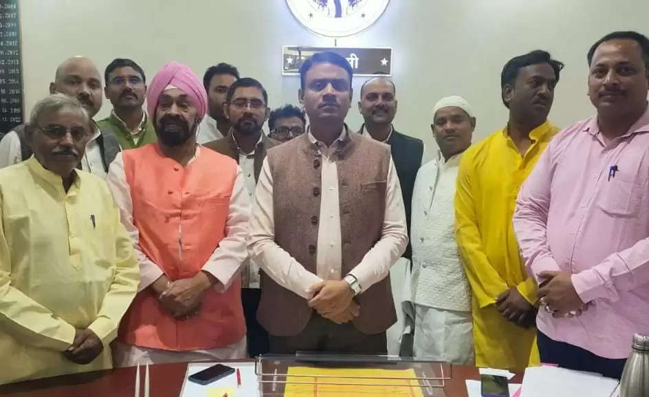 Varanasi news in hindi:वाराणसी के नए जिलाधिकारी से मिले व्यापार मंडल के अध्यक्ष अजीत सिंह बग्गा, शहर के व्यापारियों को लेकर कही यह बात