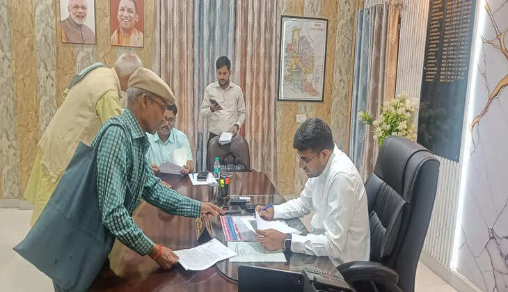 गोरखपुर में डीएम की जनसुनवाई, फरियादियों को जल्द राहत का भरोसा