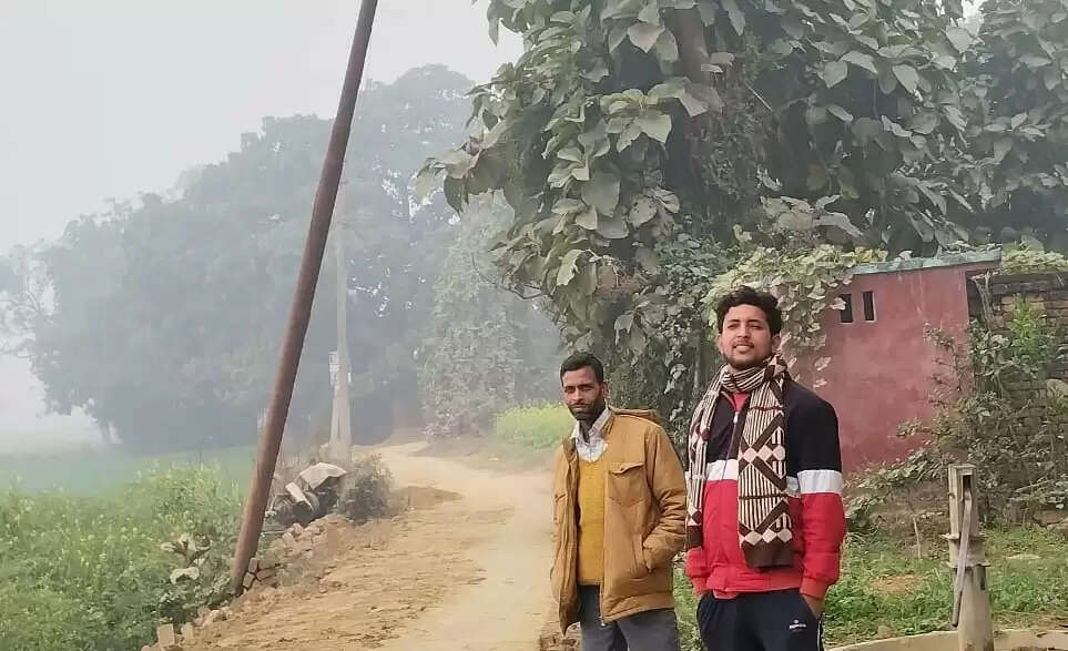 Gorakhpur News: हाई वोल्टेज बिजली का पोल दे रहा मौत को दावत, जिम्मेदार है मौन