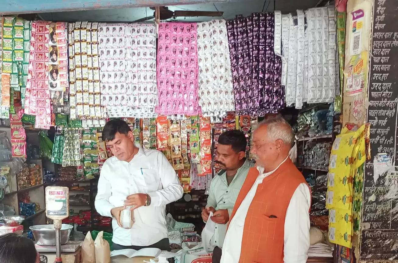 Ayodhya news: प्रशासन और खाद्य विभाग की टीम ने बीकापुर सहित कई बाजारों में खाद्य पदार्थों का लिया सैंपल