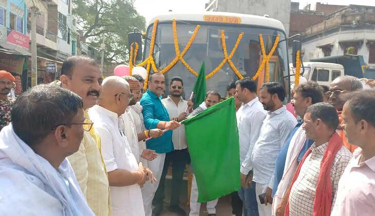 चंदौली के सैयदराजा क्षेत्र में 6 नई रोडवेज बसों की शुरुआत हुई। नौबतपुर बॉर्डर से बसों को हरी झंडी दिखाकर रवाना किया गया। नई सेवा से यूपी-बिहार सीमा क्षेत्र के यात्रियों को बड़ी राहत मिलेगी।