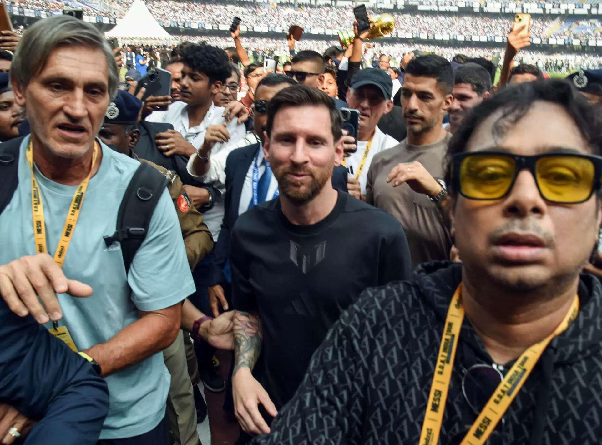 Lionel Messi India Tour, Messi GOAT Tour India 2025, Lionel Messi Kolkata Visit, Messi Salt Lake Stadium Incident, Messi Kolkata Chaos, Vivekananda Yuvabharati Stadium News, Messi Fans Angry Kolkata, Lionel Messi India News Hindi, Messi India Tour Live Updates, Messi Security Issue Kolkata, GOAT India Tour Disorder, Lionel Messi Latest News, Messi India Visit 2025, Messi Suarez De Paul India Tour
