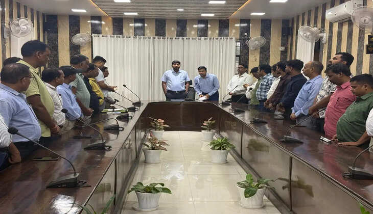 गोरखपुर कलेक्ट्रेट के ईआरके सतेन्द्र कुमार सिंह का हार्ट अटैक से निधन हो गया। डीएम दीपक मीणा की अध्यक्षता में शोकसभा आयोजित कर दो मिनट का मौन रख श्रद्धांजलि दी गई।