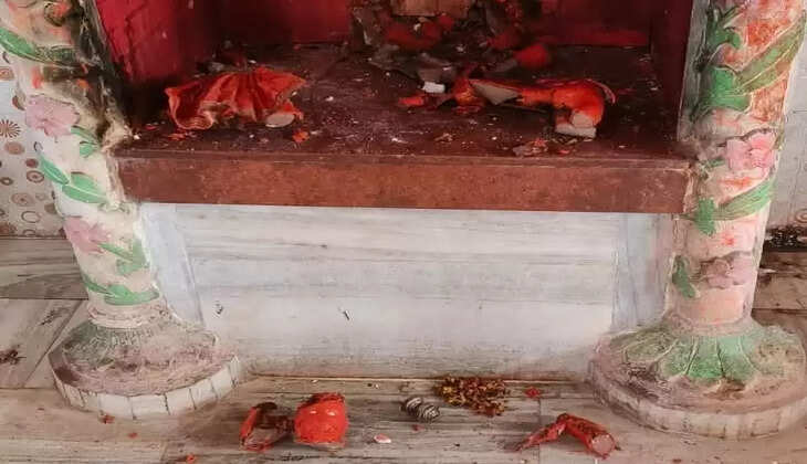 अराजक तत्वों ने खपड़िया बाबा मंदिर की मूर्तियां तोड़ी, ग्रामीणों में आक्रोश