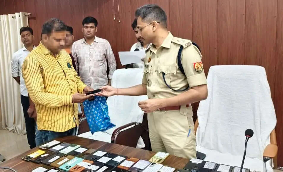 &nbsp;चन्दौली पुलिस ने लौटाई 111 लोगों की मुस्कान, 33.30 लाख रुपये के मोबाइल बरामद