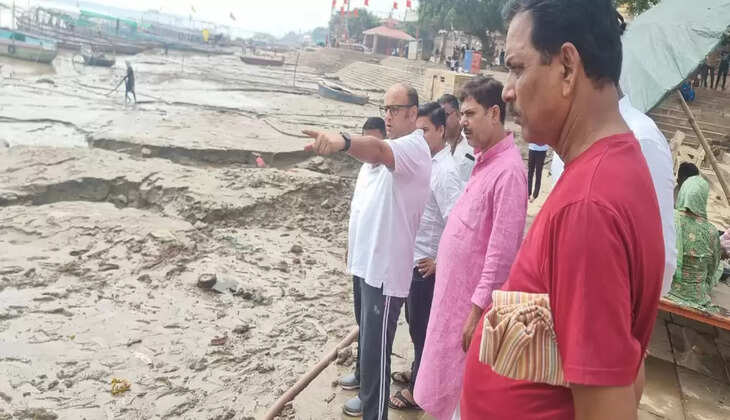 वाराणसी: कैन्ट विधायक सौरभ श्रीवास्तव ने पितृ विसर्जन की तैयारियों को लेकर अस्सी घाट का किया निरीक्षण