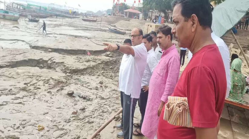 वाराणसी: कैन्ट विधायक सौरभ श्रीवास्तव ने पितृ विसर्जन की तैयारियों को लेकर अस्सी घाट का किया निरीक्षण