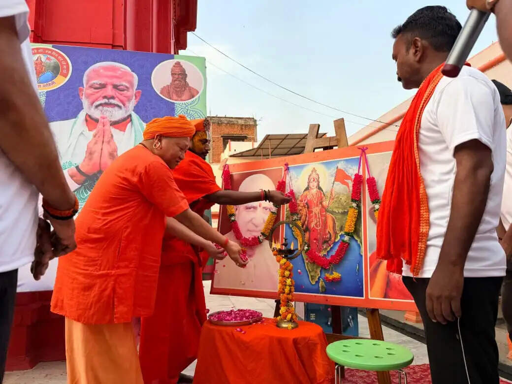 अंतरराष्ट्रीय योग दिवस के अवसर पर मैदागिन स्थित गोरखनाथ मंदिर में हिन्दू युवा वाहिनी और त्रिशक्ति सेवा फाउंडेशन द्वारा आयोजित तीन दिवसीय योग शिविर का समापन हुआ। योग विशेषज्ञों ने स्वास्थ्य और संतुलित जीवन के लिए योग अपनाने का आह्वान किया।
