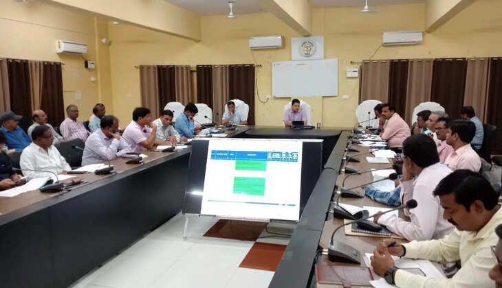 Chandauli News:&nbsp;50 लाख से अधिक के लागत के निर्माण कार्यों की कलेक्ट्रेट सभागार में समीक्षा बैठक संपन्न