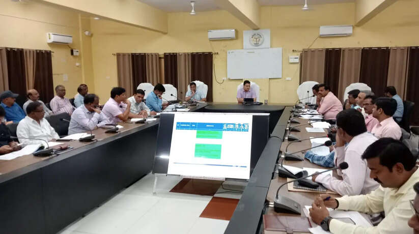 Chandauli News: 50 लाख से अधिक के लागत के निर्माण कार्यों की कलेक्ट्रेट सभागार में समीक्षा बैठक संपन्न