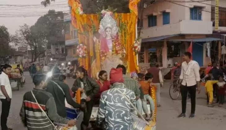 Varanasi News: वाराणसी में&nbsp;गाजे-बाजे के साथ विसर्जित की गई मां सरस्वती की प्रतिमा